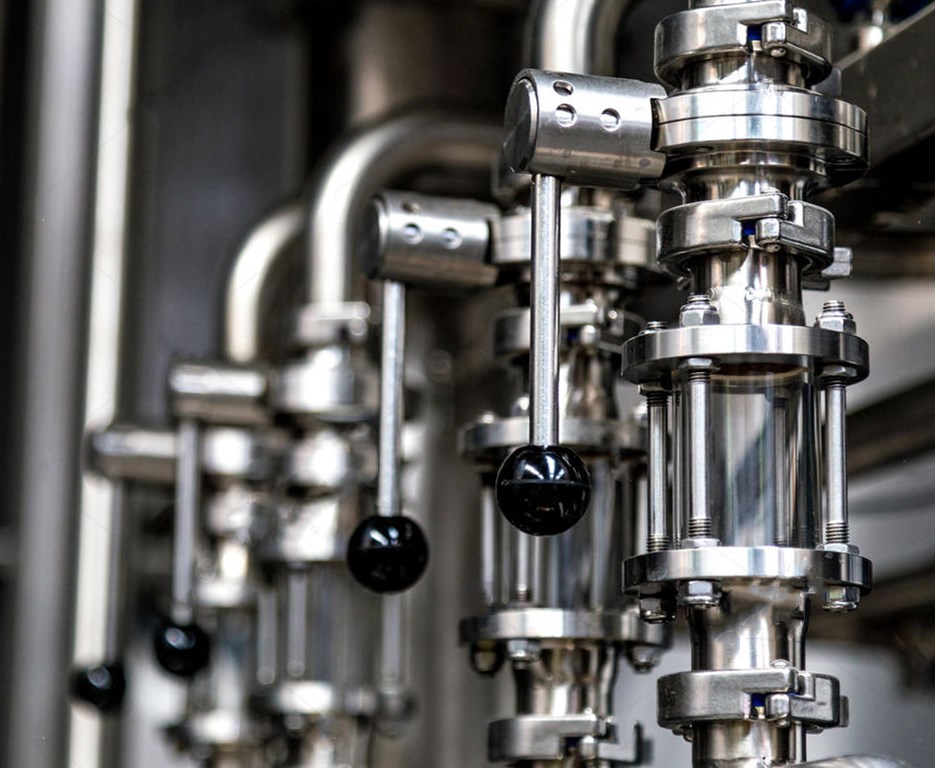 close-up-of-beer-brewery-equipment-small-beer-brew-co-london-uk-TB2THA